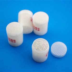 Plastenka z žvečilno gumo Uporabljena posoda s silikagelom